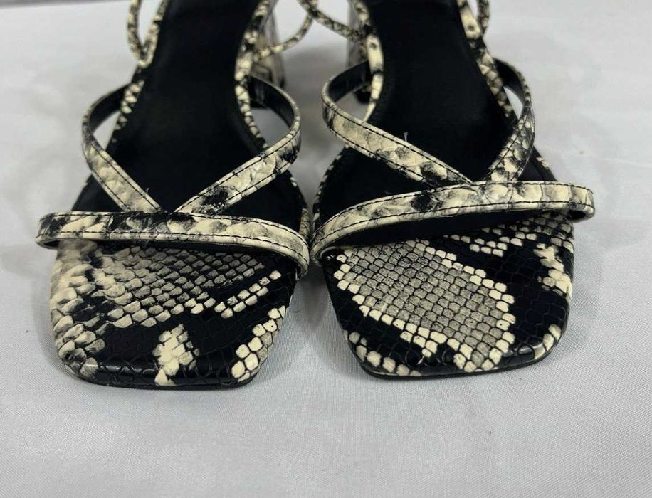Босоножки  в змеиный принт H&M