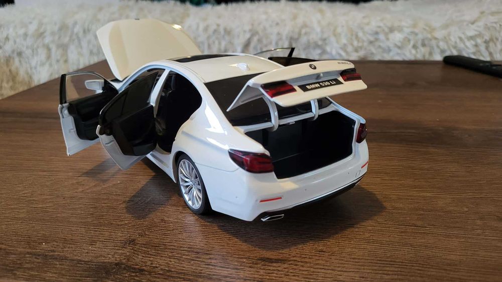 samochód Bmw G30 Lift 1:18 NOWY wszystkie elementy otwierane