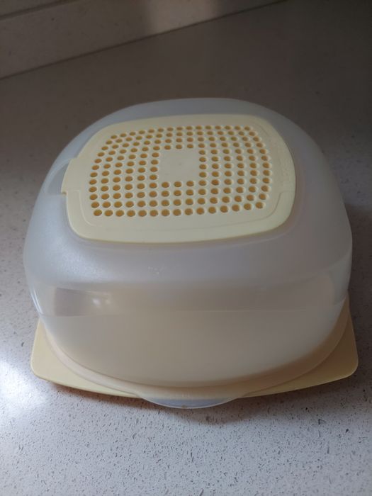 Компактуси та посуд Tupperware