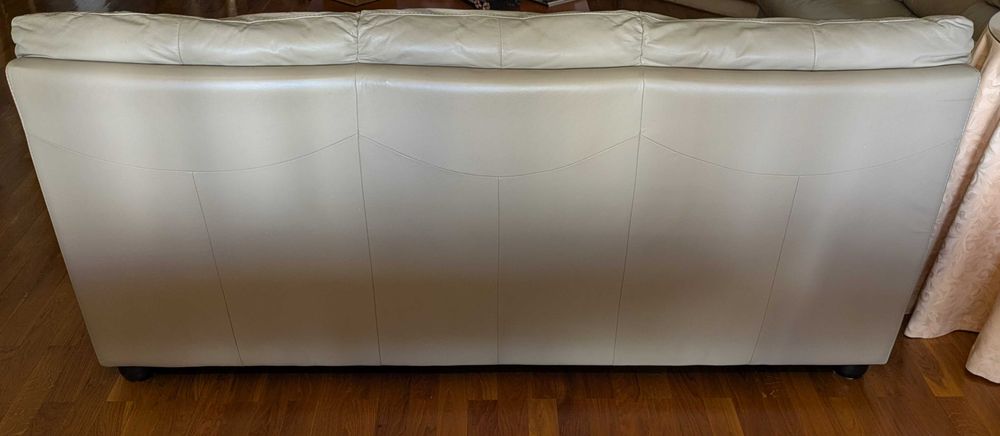 Conjunto de 2 Sofás + Pufe, em pele, impecáveis. Oportunidade imperdível.