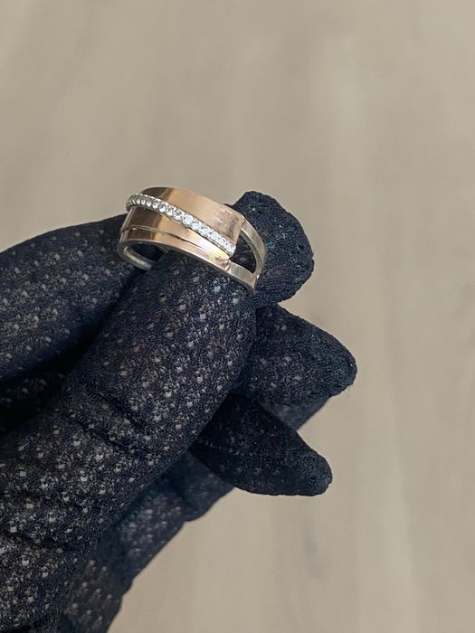 Серебряное кольцо 925 и 375 пробы с дорожкой фианитов.