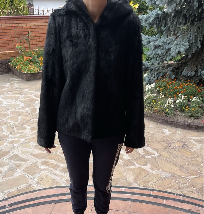 Норкова шубка з капюшоном