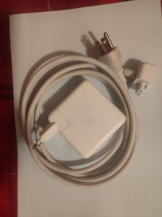 Зарядний пристрій apple.