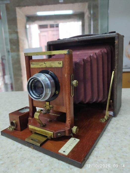 Pony Premo nº 5 é uma clássica câmara de fole / folding camera fabricada pela Rochester Optical Company entre 1898 e 1903