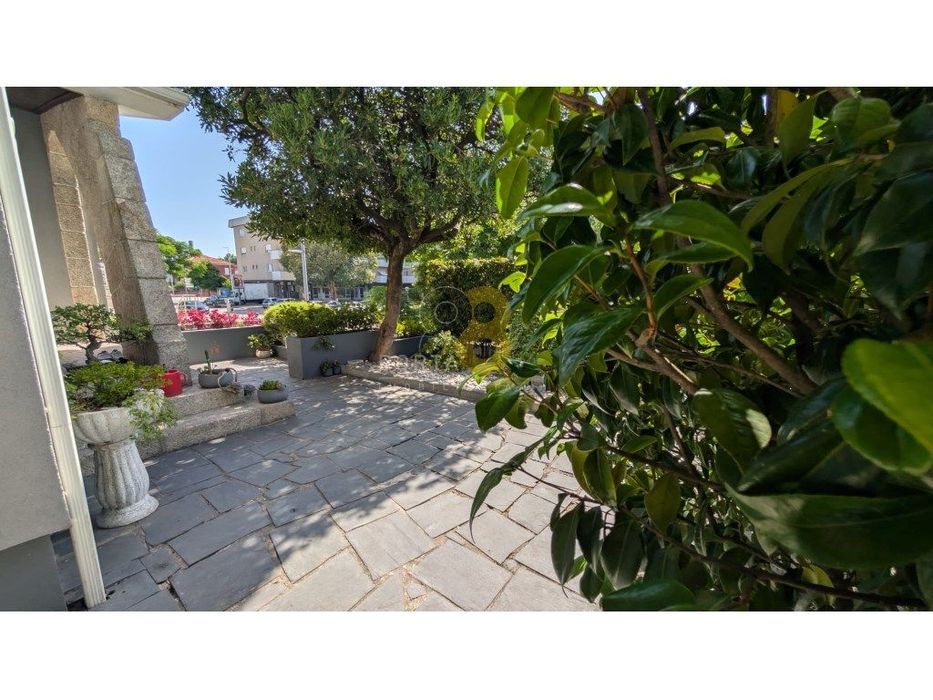 Moradia T3 de 3 frentes com jardim e garagem para 2 carros