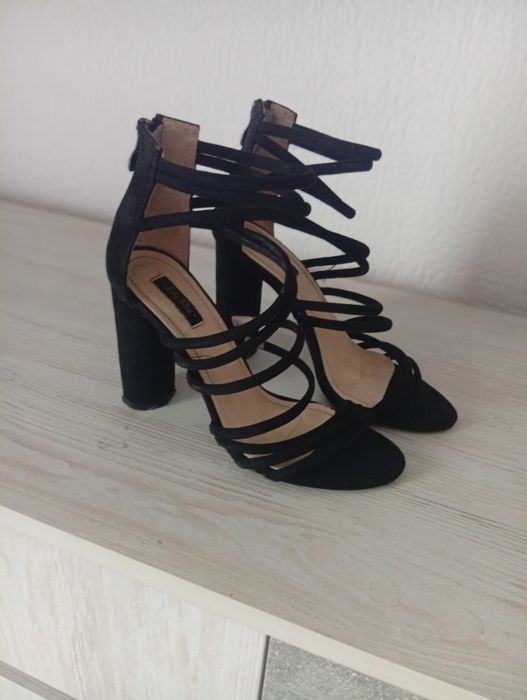 Каблуки чорні нові