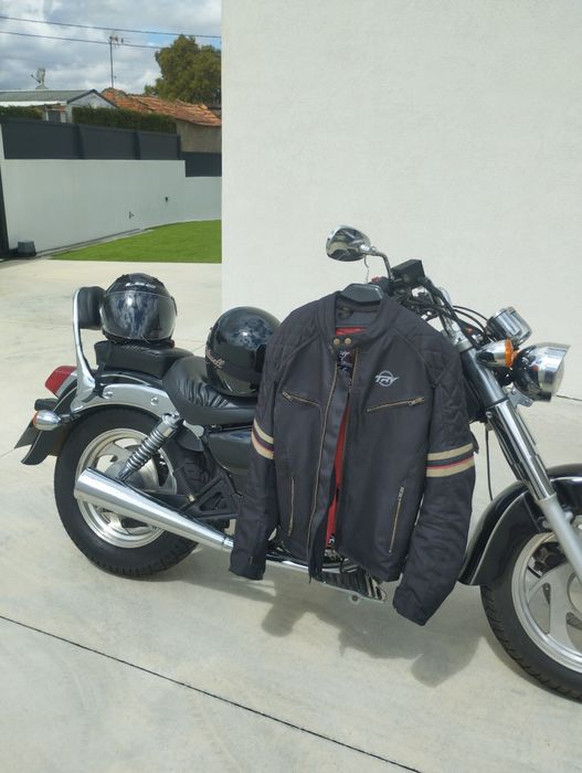 Vendo está mota 125 com casaco e dois capacetes