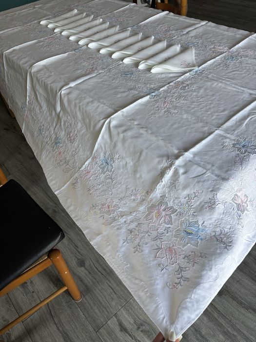 Toalha de mesa linho com bordado manual e 12 guardanapos