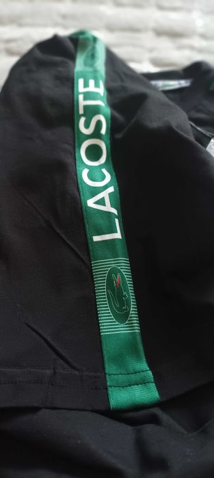 Koszulka damska czarna  z zielonym dodatkiem Lacoste.