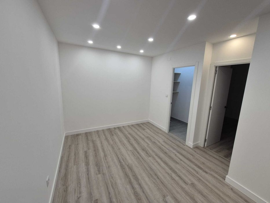 AGUALVA - Garagem/armazém com escritório e WC