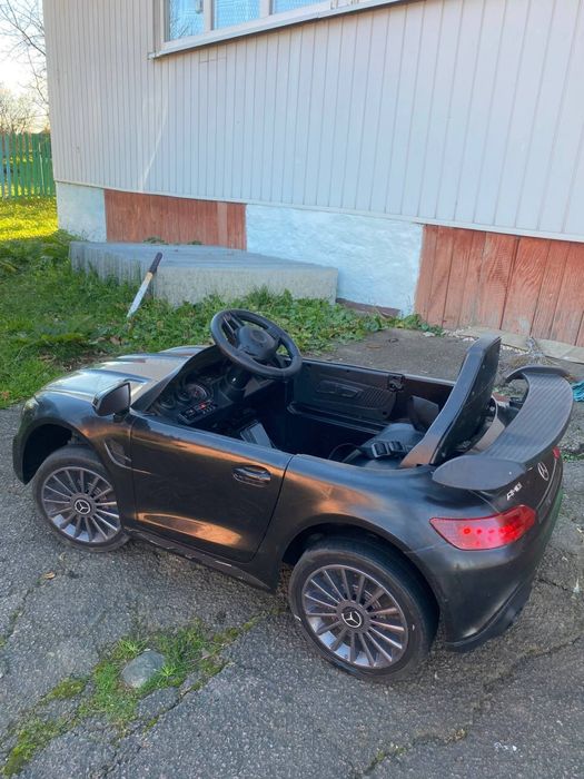 Дитячий електромобіль.