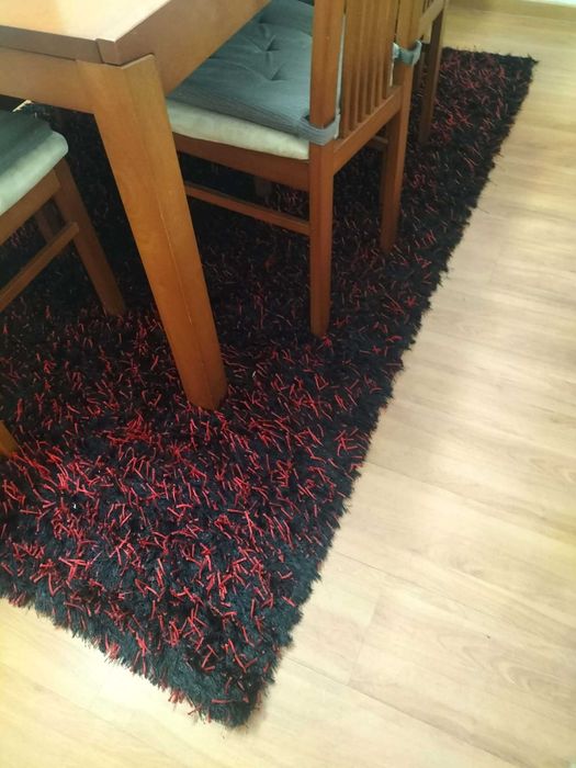 Duas carpetes preta e vermelha
