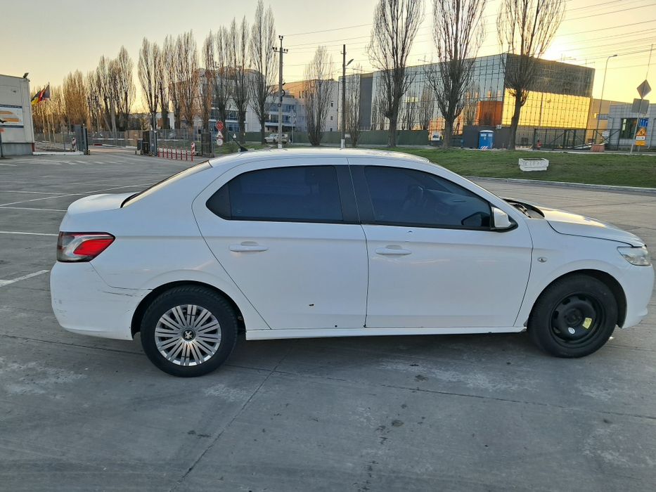 Автомобиль Пежо..