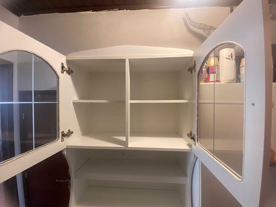 Armário branco mais a parte de baixo em bom estado