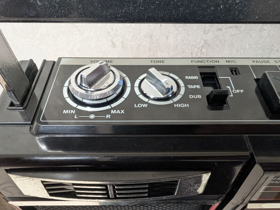 Продам кассетный магнитофон фирмы SANYO модель MW 1500K