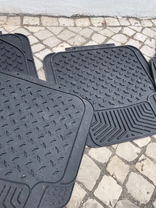 4 Tapetes de carro seminovos