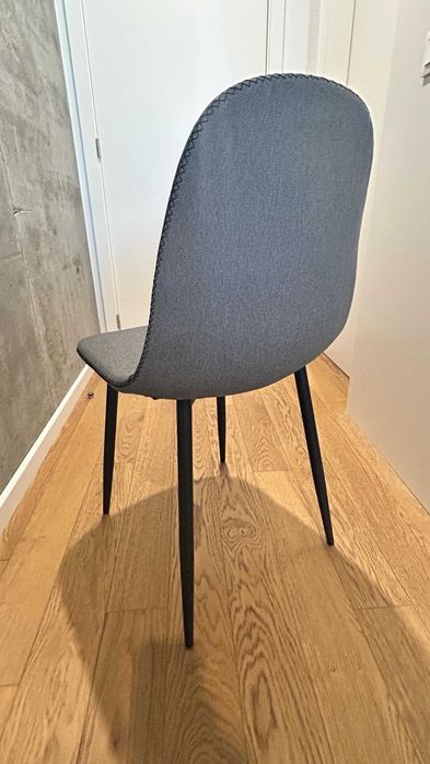2 Cadeiras Estofadas Cinzentas (com a costura e pés na cor preta)