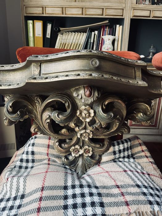 Peanha em talha dourada