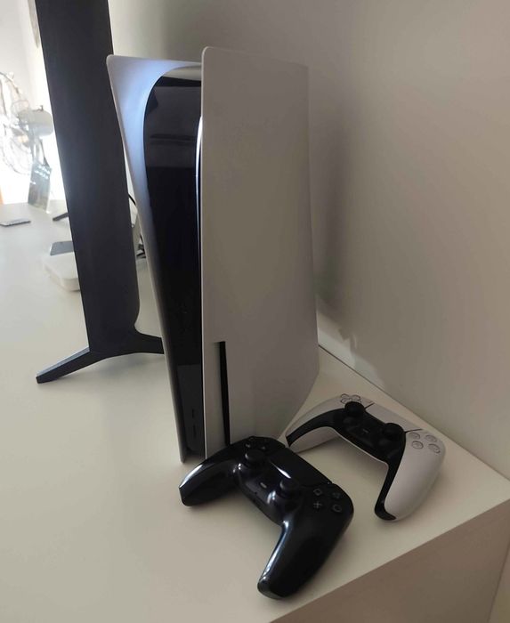 PlayStation 5 825GB com leitor de discos + 2 comandos DualSense + 5 jogos físicos