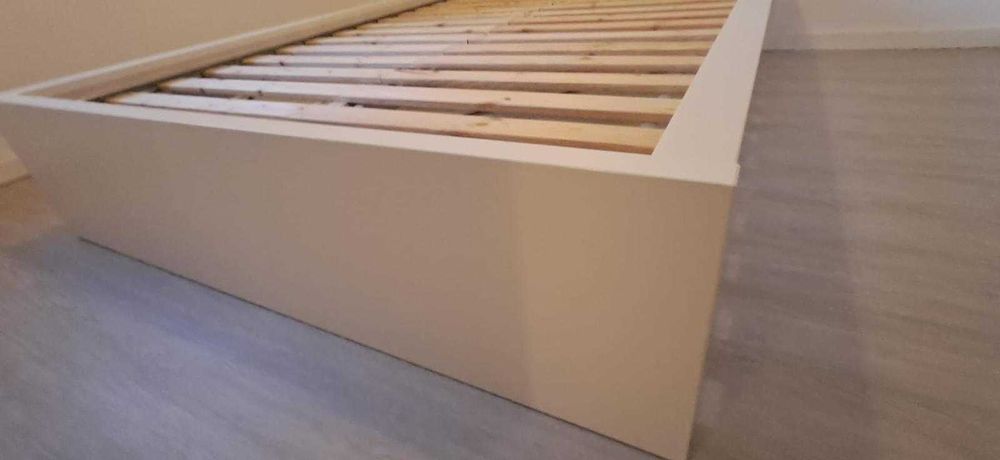 Estrutura de cama branca