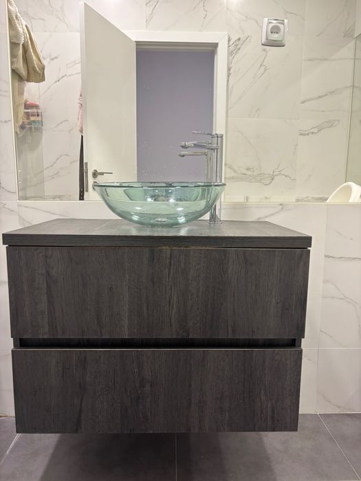 Móvel casa de banho com lavatório e torneira