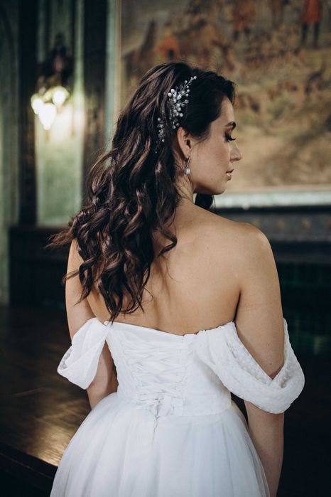 Мінімалістична корсетна весільна сукня зі з'ємними рукавами