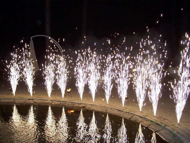 Тяжелый дым, холодные фонтаны,пневмогирлянды, конфетти