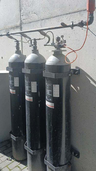 Contentor para armazenamento de materiais inflamáveis, para exterior, com prateleiras e com sistema de extinção