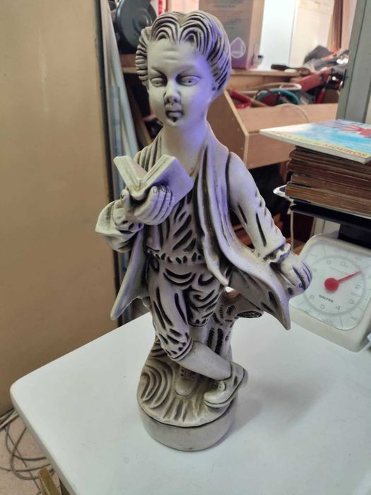 Estátua do menino estudioso antiga ceramica