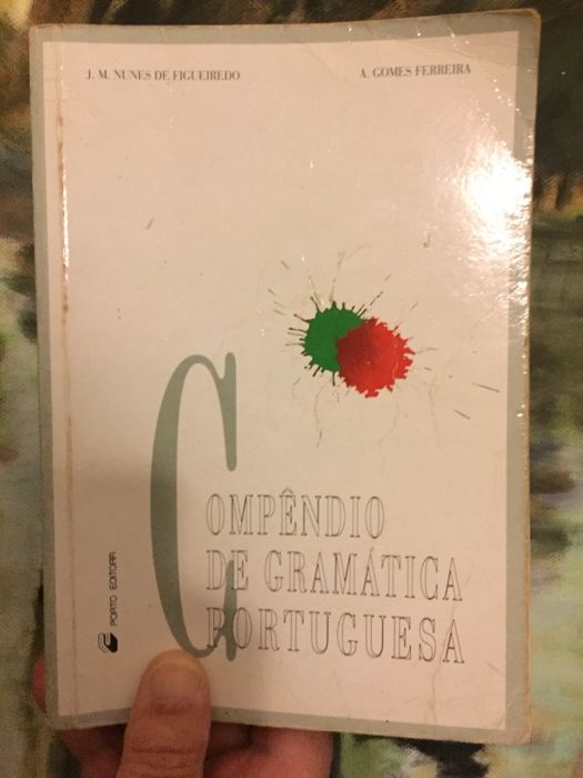 2x dicionários de língua portuguesa e dois compêndios de gramática