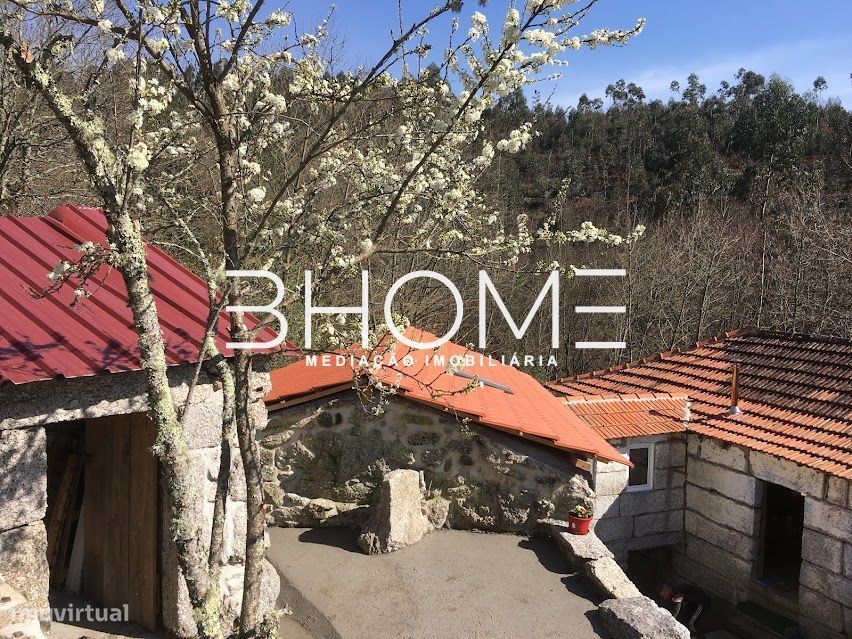 Quinta c/ 18.000m2, Casa Recuperada, c/ Moinhos, localizada em Ribeiro