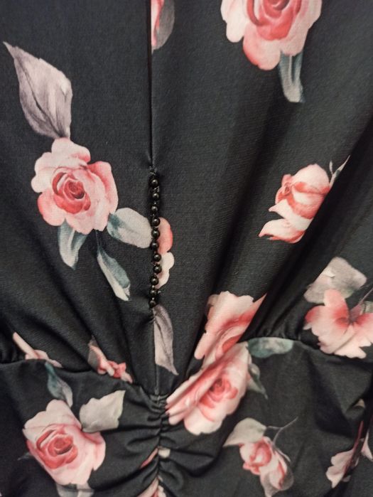 Sukienka dopasowana, marszczona. W kwiaty. Wiosna, lato, botki