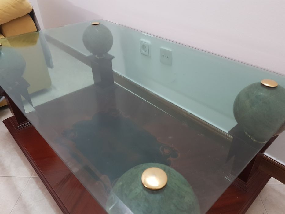 Mesa de centro em vidro e madeira