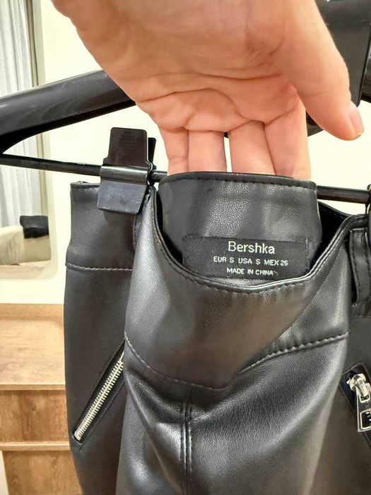 Спідниця з екошкіри Bershka