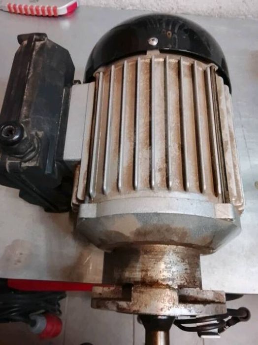 Silnik posuwu  1400/2800 obr/min