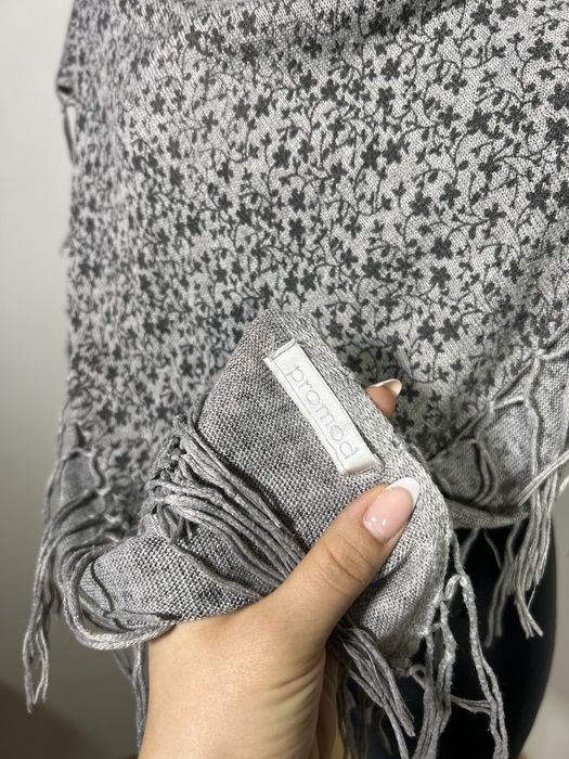 Promod duża chusta 100x100 szara frędzle boho wiosna szalik szal