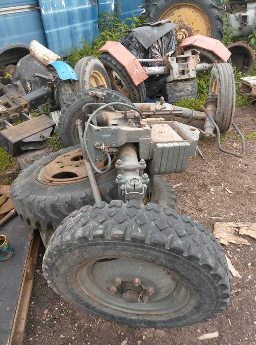 Przednia oś Ursus C 360   wraz z kołami i wspornikiem żeliwnym