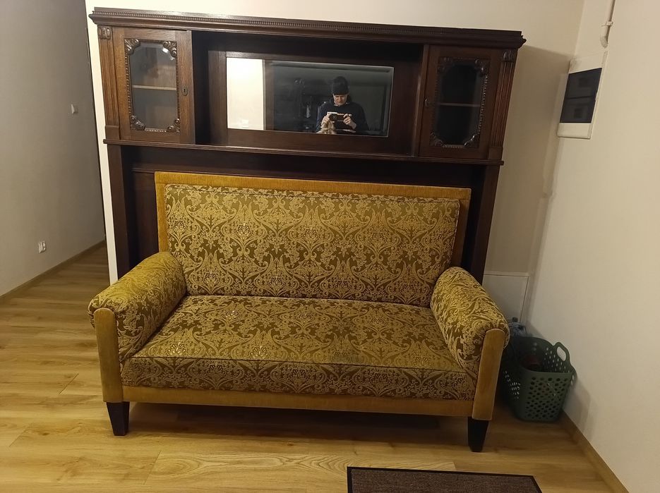 Sofa z biblioteczką