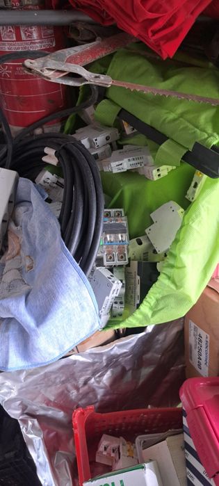 Diverso material eléctrico