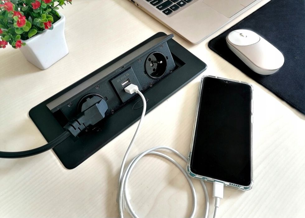 Power port biurkowy z dwoma gniazdami 230V oraz USB