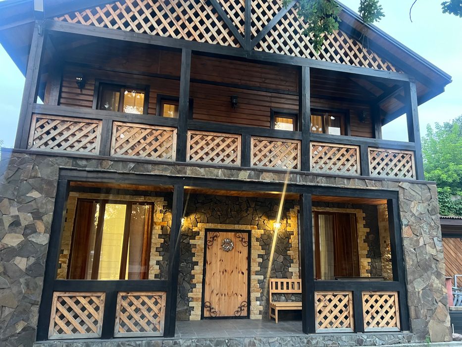 Будинок біля річки