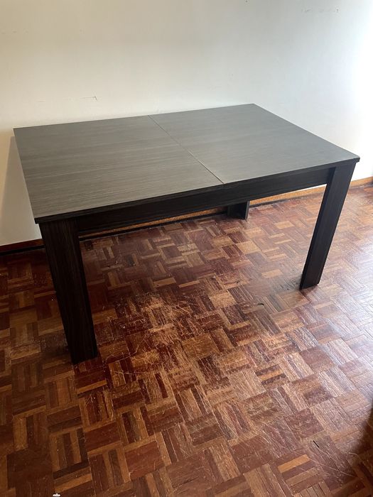 Secretária em bom estado com cadeiras