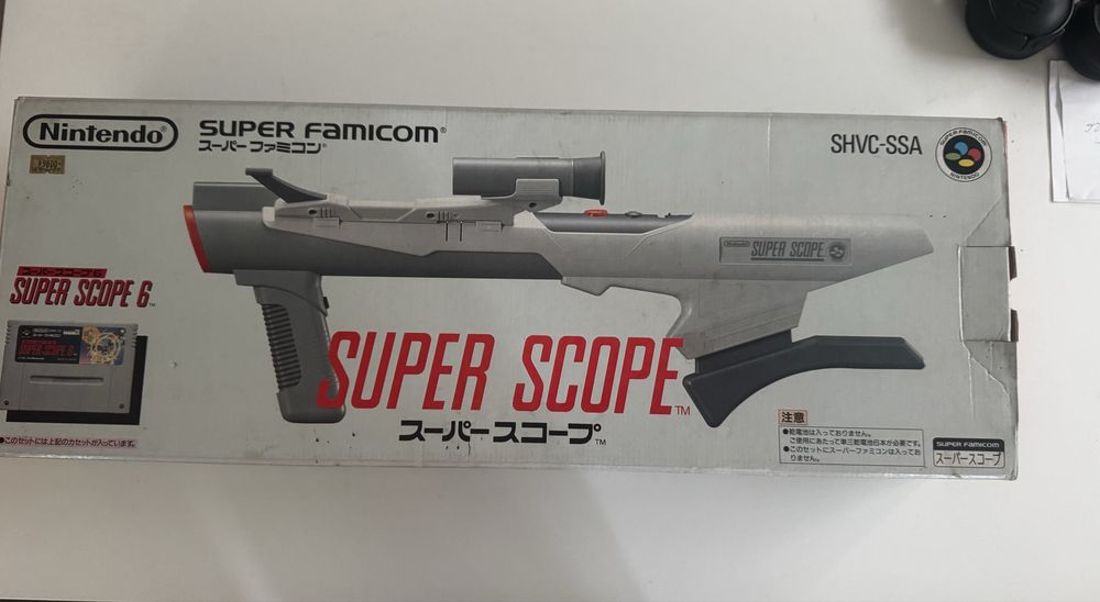 Super Scope Gun w pidelku z grą Nintendo Famicom
