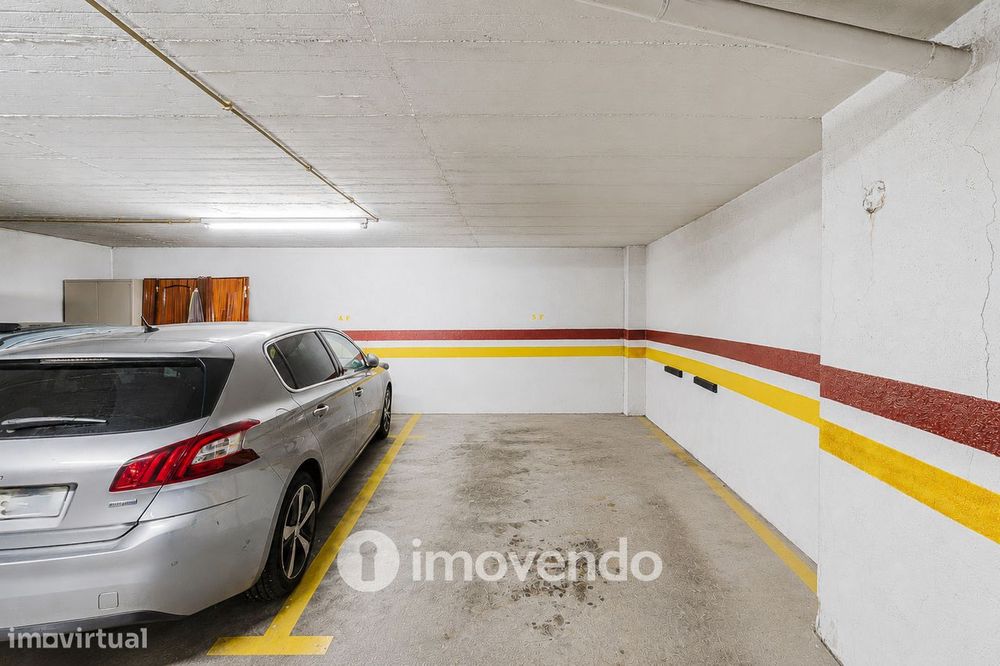 Apartamento T2, com lugar de estacionamento e arrecadação, na Ramada