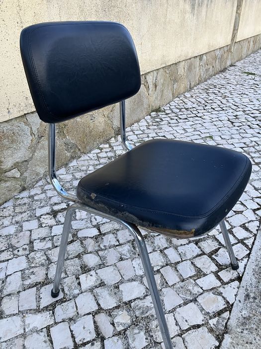1 Cadeira usada de estrutura metalica