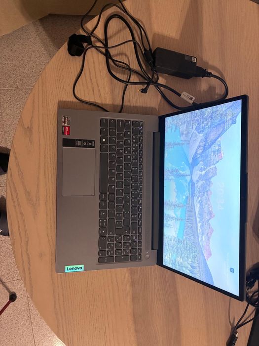 Portátil LENOVO IdeaPad Slim 3 15AMN8-827 (15,6" - AMD Ryzen 5 7520U - RAM: 16 GB