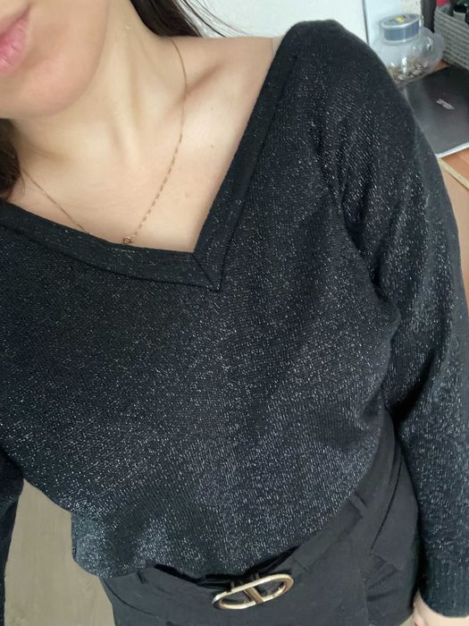 Czarny sweter z dekoltem w szpic z brokatem