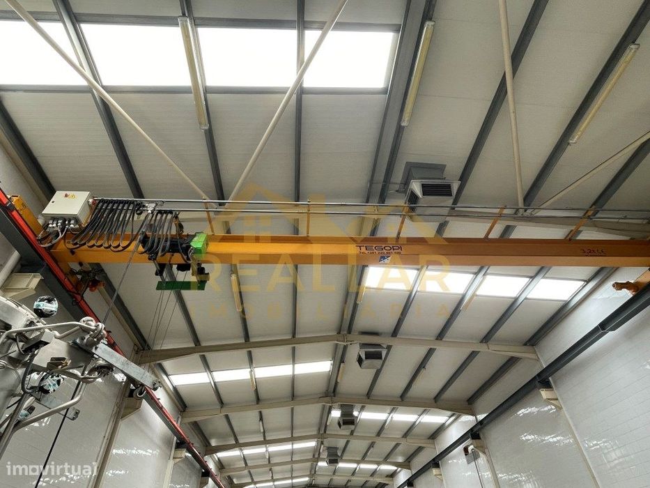Dois Excelentes armazém industriais e terreno para construção na Zo...