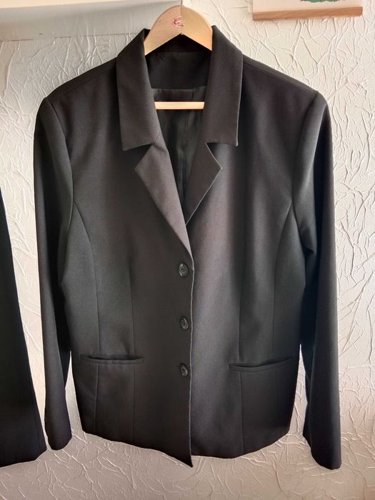 Damski czarny kostium rozmiar 44