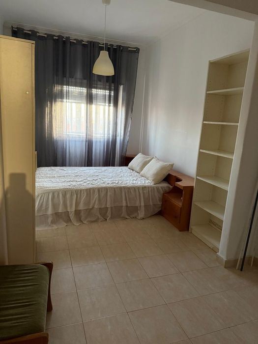 Alugo quarto em Moscavide .